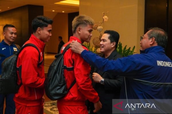 Di bawah ini beberapa alternatif judul untuk "Rombongan Pemain Timnas Indonesia Tiba di Sydney":

1. "Kedatangan Timnas Indonesia: Pemain Tiba di Sydney"
2. "Timnas Indonesia Mendarat di Sydney: Perjalanan Menuju Kesuksesan"
3. "Pemain Timnas Indonesia Arrive in Sydney untuk Pertandingan"
4. "Timnas Indonesia Resmi Mendarat di Sydney!"
5. "Pemain Timnas Indonesia Tiba di Sydney: Menyongsong Tantangan Baru"
6. "Kedatangan Pemain Timnas Indonesia di Sydney: Langkah Menuju Pertandingan"
7. "Timnas Indonesia Memulai Petualangan di Sydney"
8. "Rombongan Pemain Timnas Indonesia Tiba di Kota Sydney"
9. "Timnas Indonesia Hadir di Sydney: Persiapan Pertandingan Di Awal Musim"
10. "Dari Jakarta ke Sydney: Rombongan Timnas Indonesia Siap Bertanding"

Silakan pilih atau sesuaikan sesuai dengan kebutuhan Anda!