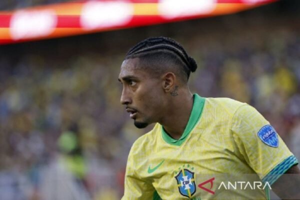 Berikut adalah beberapa alternatif judul untuk "Raphinha Sesumbar Akan Cetak Gol Saat Melawan Timnas Argentina":

1. "Raphinha Yakin Dapat Membobol Gawang Timnas Argentina"
2. "Percaya Diri, Raphinha Targetkan Gol Melawan Argentina"
3. "Raphinha Optimis Bisa Cetak Gol Lawan Timnas Argentina"
4. "Raphinha: 'Saya Akan Cetak Gol Melawan Argentina!'"
5. "Komitmen Raphinha untuk Merobek Jala Argentina"
6. "Raphinha Siap Beraksi: Janji Akan Gol Melawan Timnas Argentina"
7. "Raphinha Membara: 'Saya Pasti Cetak Gol Melawan Argentina'"
8. "Raphinha Berambisi Cetak Gol di Pertandingan Melawan Argentina"
9. "Yakin dan Optimis, Raphinha Janjikan Gol di Hadapan Argentina"
10. "Raphinha Siap Menjadi Stars: Target Gol di Pertandingan Melawan Argentina"

Silakan pilih atau modifikasi sesuai kebutuhan!