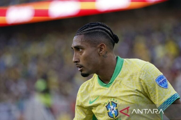 Berikut adalah beberapa alternatif judul untuk “Raphinha Sesumbar Akan Cetak Gol Saat Melawan Timnas Argentina”:

1. “Raphinha Yakin Dapat Membobol Gawang Timnas Argentina”
2. “Percaya Diri, Raphinha Targetkan Gol Melawan Argentina”
3. “Raphinha Optimis Bisa Cetak Gol Lawan Timnas Argentina”
4. “Raphinha: ‘Saya Akan Cetak Gol Melawan Argentina!'”
5. “Komitmen Raphinha untuk Merobek Jala Argentina”
6. “Raphinha Siap Beraksi: Janji Akan Gol Melawan Timnas Argentina”
7. “Raphinha Membara: ‘Saya Pasti Cetak Gol Melawan Argentina'”
8. “Raphinha Berambisi Cetak Gol di Pertandingan Melawan Argentina”
9. “Yakin dan Optimis, Raphinha Janjikan Gol di Hadapan Argentina”
10. “Raphinha Siap Menjadi Stars: Target Gol di Pertandingan Melawan Argentina”

Silakan pilih atau modifikasi sesuai kebutuhan!