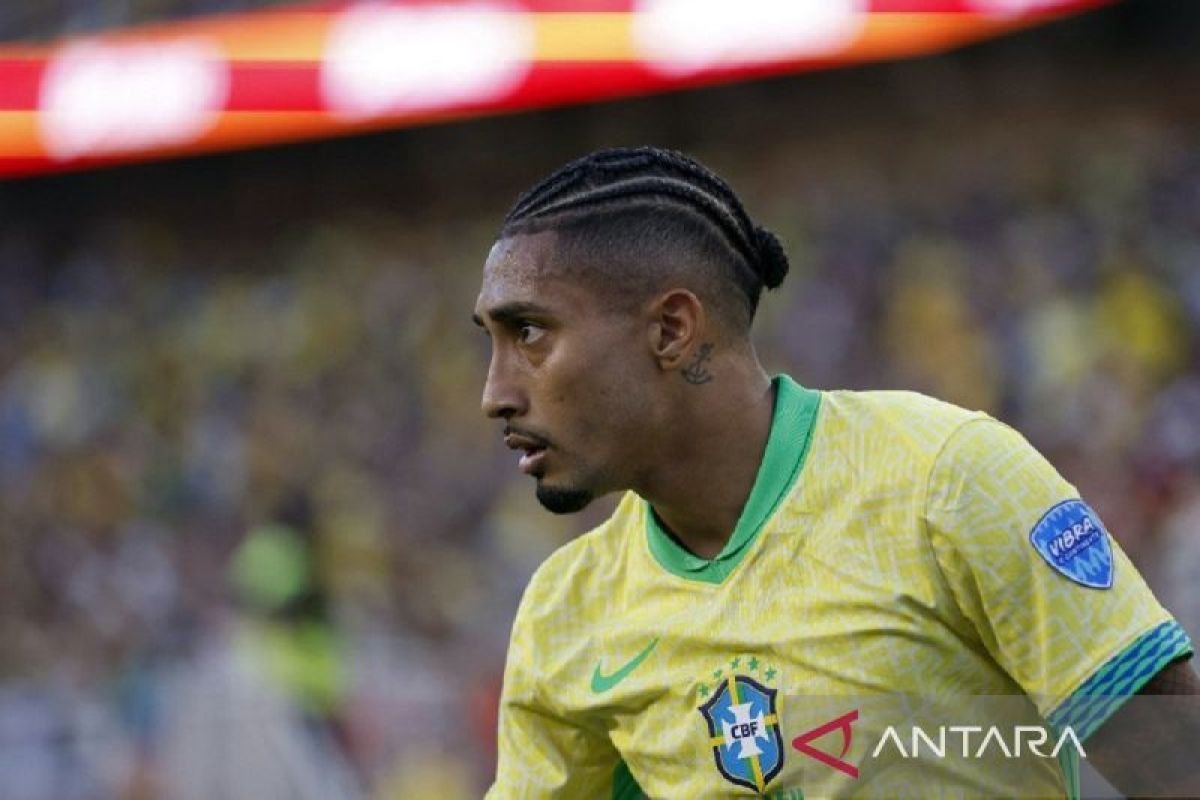 Berikut adalah beberapa alternatif judul untuk "Raphinha Sesumbar Akan Cetak Gol Saat Melawan Timnas Argentina":

1. "Raphinha Yakin Dapat Membobol Gawang Timnas Argentina"
2. "Percaya Diri, Raphinha Targetkan Gol Melawan Argentina"
3. "Raphinha Optimis Bisa Cetak Gol Lawan Timnas Argentina"
4. "Raphinha: 'Saya Akan Cetak Gol Melawan Argentina!'"
5. "Komitmen Raphinha untuk Merobek Jala Argentina"
6. "Raphinha Siap Beraksi: Janji Akan Gol Melawan Timnas Argentina"
7. "Raphinha Membara: 'Saya Pasti Cetak Gol Melawan Argentina'"
8. "Raphinha Berambisi Cetak Gol di Pertandingan Melawan Argentina"
9. "Yakin dan Optimis, Raphinha Janjikan Gol di Hadapan Argentina"
10. "Raphinha Siap Menjadi Stars: Target Gol di Pertandingan Melawan Argentina"

Silakan pilih atau modifikasi sesuai kebutuhan!