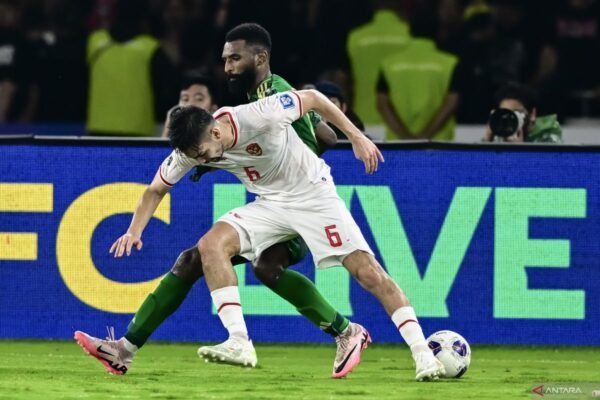 Alternatif judul yang bisa digunakan untuk "Jelang lawan Australia, Sandy Walsh: Aku akan memberikan segalanya" adalah:

1. "Menuju Pertandingan Melawan Australia, Sandy Walsh Siap Berikan yang Terbaik"
2. "Sandy Walsh: Menghadapi Australia, Saya Akan Berjuang Sepenuh Hati"
3. "Sandy Walsh Menyatakan Komitmennya Jelang Pertarungan dengan Australia"
4. "Semangat Sandy Walsh: Siap Berkorban Segalanya Jelang Melawan Australia"
5. "Antusiasme Sandy Walsh Menyambut Duel Melawan Australia: 'Aku Akan Berikan Segalanya!'" 

Silakan pilih atau sesuaikan dengan kebutuhan Anda!