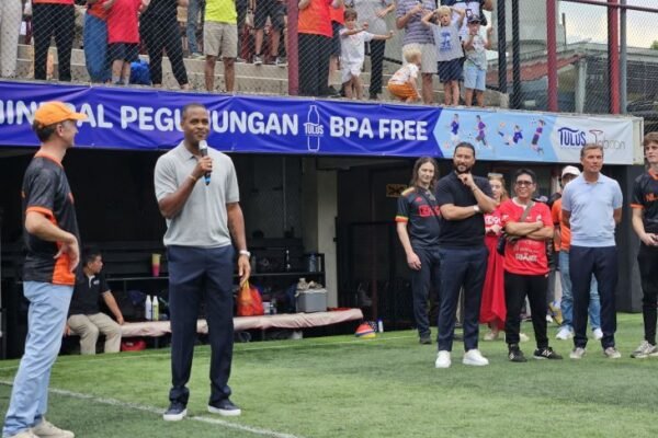 Turnamen Anak: Simbol Persahabatan Belanda-Indonesia" bisa diubah menjadi "Turnamen Anak: Jembatan Persahabatan antara Belanda dan Indonesia" atau "Turnamen Anak: Menguatkan Tali Persahabatan Belanda-Indonesia". Apakah ada tema tertentu yang ingin Anda tonjolkan untuk judul tersebut?