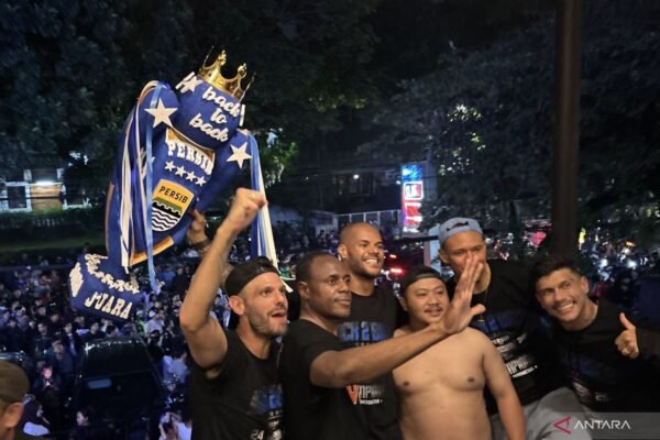 Berikut adalah beberapa alternatif judul untuk "Persib Merespon Wacana Penambahan Kuota Pemain Asing":

1. "Persib Tanggapi Rencana Penambahan Jumlah Pemain Asing"
2. "Reaksi Persib Terhadap Usulan Kuota Pemain Asing yang Lebih Banyak"
3. "Persib Angkat Suara Soal Potensi Penambahan Pemain Asing"
4. "Penambahan Kuota Pemain Asing: Pandangan Persib"
5. "Persib Beri Respons Terkait Wacana Kuota Pemain Asing yang Diperluas"
6. "Respon Persib terhadap Isu Penambahan Pemain Asing dalam Tim"
7. "Persib Menyikapi Usulan Perubahan Kuota Pemain Asing di Liga"
8. "Persib Komentar tentang Rencana Penambahan Pemain Asing di Liga" 

Silakan pilih atau modifikasi sesuai kebutuhan!