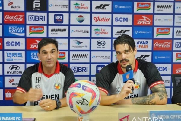 Berikut adalah beberapa alternatif judul untuk "Pelatih Carlos Almeida tidak membebani para pemain Semen Padang":

1. "Pelatih Carlos Almeida: Tak Membebani Pemain Semen Padang"
2. "Carlos Almeida: Pendekatan Santai untuk Pemain Semen Padang"
3. "Carlos Almeida Pastikan Beban Mental Pemain Semen Padang Minimal"
4. "Pelatih Semen Padang, Carlos Almeida, Utamakan Kenyamanan Pemain"
5. "Strategi Carlos Almeida: Tanpa Beban bagi Pemain Semen Padang"
6. "Pelatih Semen Padang, Carlos Almeida, Fokus pada Kesejahteraan Pemain"
7. "Carlos Almeida: Pemain Semen Padang Tidak Dibebani"
8. "Pelatih Semen Padang Berikan Dukungan Tanpa Beban bagi Pemain"
9. "Membuka Jalan: Carlos Almeida Bebaskan Pemain Semen Padang dari Beban"
10. "Carlos Almeida: Memberdayakan Pemain Semen Padang Tanpa Tekanan"

Semoga bermanfaat!