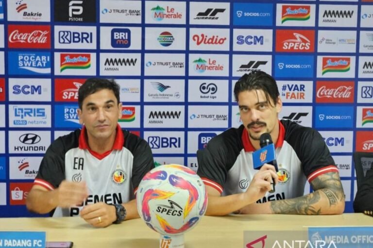 Berikut adalah beberapa alternatif judul untuk “Pelatih Carlos Almeida tidak membebani para pemain Semen Padang”:

1. “Pelatih Carlos Almeida: Tak Membebani Pemain Semen Padang”
2. “Carlos Almeida: Pendekatan Santai untuk Pemain Semen Padang”
3. “Carlos Almeida Pastikan Beban Mental Pemain Semen Padang Minimal”
4. “Pelatih Semen Padang, Carlos Almeida, Utamakan Kenyamanan Pemain”
5. “Strategi Carlos Almeida: Tanpa Beban bagi Pemain Semen Padang”
6. “Pelatih Semen Padang, Carlos Almeida, Fokus pada Kesejahteraan Pemain”
7. “Carlos Almeida: Pemain Semen Padang Tidak Dibebani”
8. “Pelatih Semen Padang Berikan Dukungan Tanpa Beban bagi Pemain”
9. “Membuka Jalan: Carlos Almeida Bebaskan Pemain Semen Padang dari Beban”
10. “Carlos Almeida: Memberdayakan Pemain Semen Padang Tanpa Tekanan”

Semoga bermanfaat!