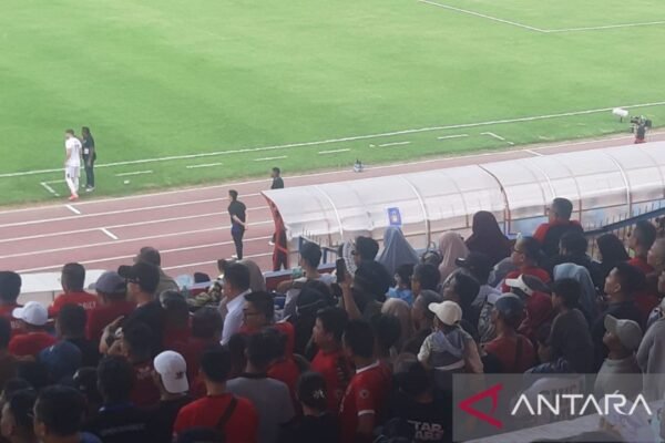 Pratama Arhan Mengawasi Pertandingan Semen Padang Vs. Persik