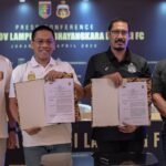 Berikut beberapa alternatif judul untuk "Termasuk Bhayangkara dan Persikas, tujuh klub ganti nama dan domisili":

1. "Bhayangkara dan Persikas Di Antara Tujuh Klub yang Berubah Nama dan Domisili"
2. "Perubahan Besar: Tujuh Klub, Termasuk Bhayangkara dan Persikas, Ganti Nama dan Domisili"
3. "Transformasi Klub: Bhayangkara dan Persikas Berganti Nama dan Domisili Bersama Lima Klub Lain"
4. "Tujuh Klub, Termasuk Bhayangkara dan Persikas, Lakukan Perubahan Nama dan Domisili"
5. "Ganti Nama dan Domisili: Bhayangkara, Persikas, dan Lima Klub Lainnya Bertransformasi"

Semoga alternatif judul ini membantu!