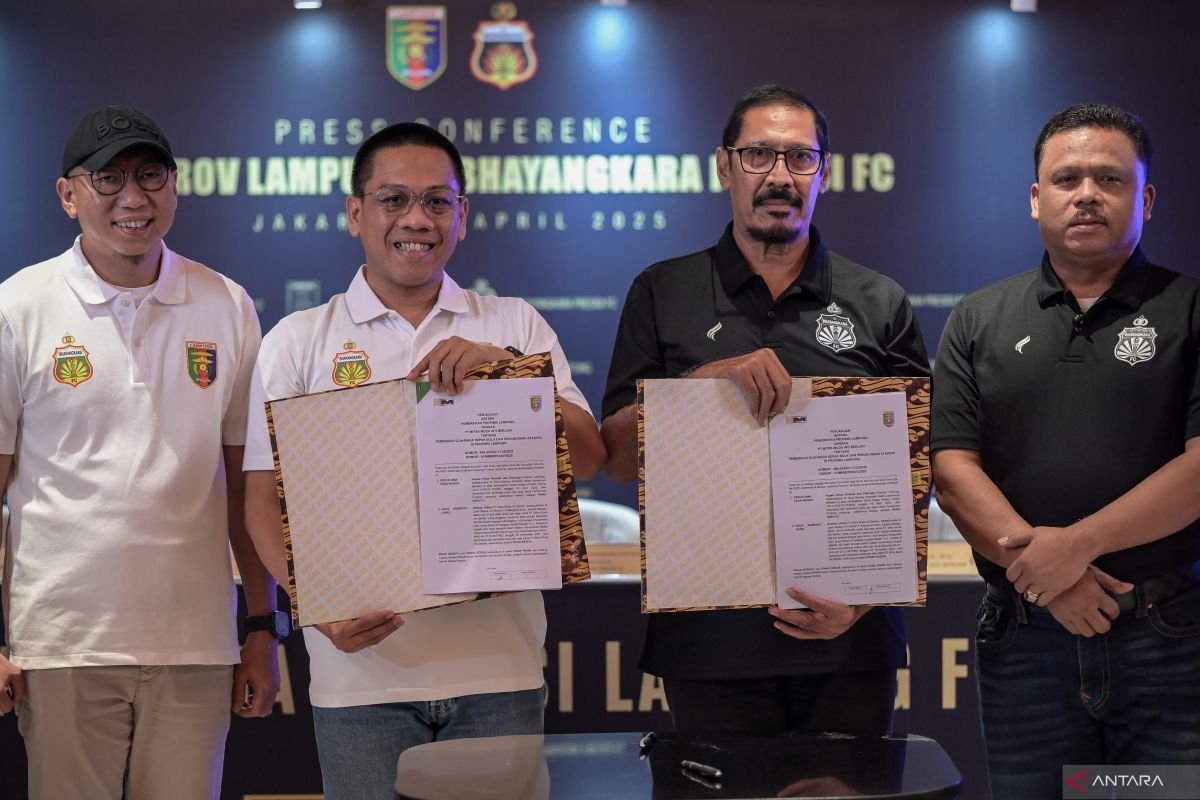 Berikut beberapa alternatif judul untuk "Termasuk Bhayangkara dan Persikas, tujuh klub ganti nama dan domisili":

1. "Bhayangkara dan Persikas Di Antara Tujuh Klub yang Berubah Nama dan Domisili"
2. "Perubahan Besar: Tujuh Klub, Termasuk Bhayangkara dan Persikas, Ganti Nama dan Domisili"
3. "Transformasi Klub: Bhayangkara dan Persikas Berganti Nama dan Domisili Bersama Lima Klub Lain"
4. "Tujuh Klub, Termasuk Bhayangkara dan Persikas, Lakukan Perubahan Nama dan Domisili"
5. "Ganti Nama dan Domisili: Bhayangkara, Persikas, dan Lima Klub Lainnya Bertransformasi"

Semoga alternatif judul ini membantu!