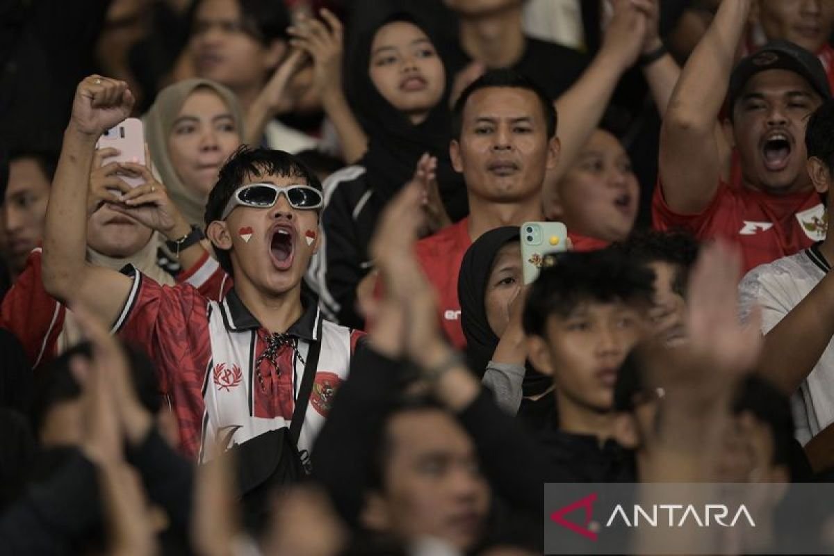 Berikut beberapa alternatif judul untuk "God Bless dan Judika Bakar Semangat Penggemar Indonesia":

1. "Semangat Berkobar: God Bless dan Judika Mengguncang Penggemar Indonesia"
2. "Energi Tak Terbendung: God Bless & Judika Membakar Semangat Tanah Air"
3. "God Bless dan Judika: Kolaborasi yang Menginspirasi Penggemar Indonesia"
4. "Api Semangat: God Bless Bersama Judika Menggugah Cinta Musik Indonesia"
5. "Melodi Kebangkitan: God Bless dan Judika Membangkitkan Jiwa Penggemar"
6. "Harmoni Semangat: God Bless & Judika Memperkuat Rasa Bangga Indonesia"
7. "Satu Suara: God Bless dan Judika Menggelorakan Semangat Nasional"
8. "Kepala Panas: God Bless dan Judika Panaskan Hati Penggemar Indonesia"

Semoga bisa menginspirasi!